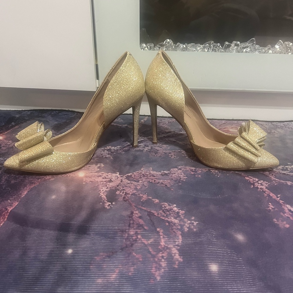 Betsey Johnson gold sparkle bow heals